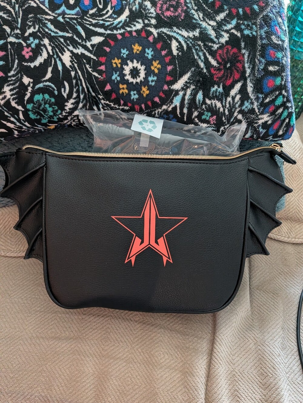 Jeffree Star Cosmetic Bag, Eyeshadow & 2 Lipstick - Picture 12 of 14